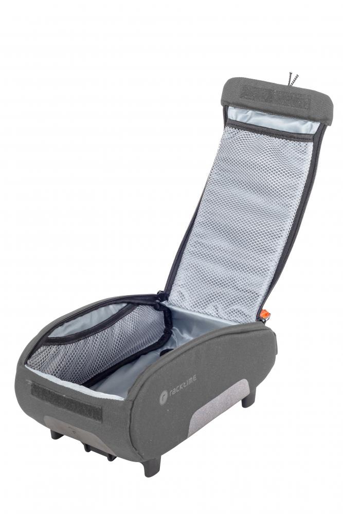 Geöffnete Racktime Yoshi 2.0 Gepäckträgertasche anthrazit mit Netzfach, 5,5L Volumen und Snapit 2.0 Adapter.