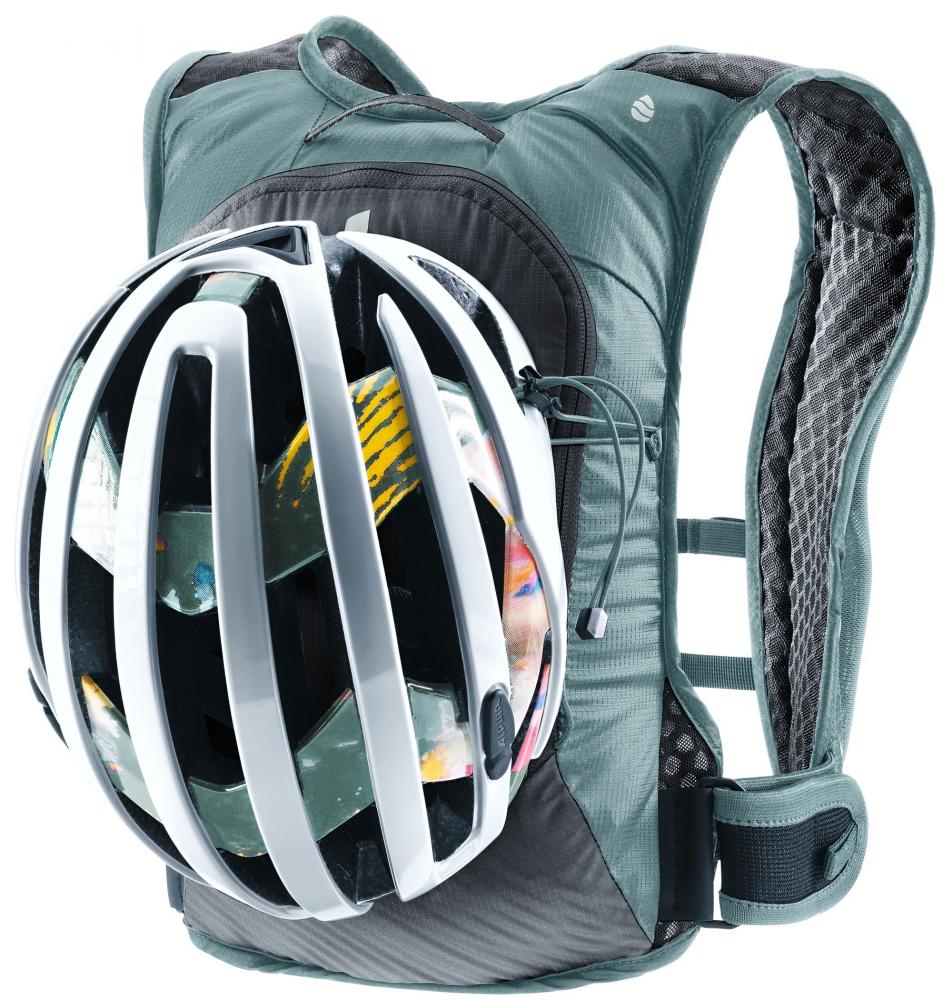 Deuter Rogla 5 leichter Fahrradrucksack graphite-shale mit Fahrradhelm, ideal für lange Ausfahrten.