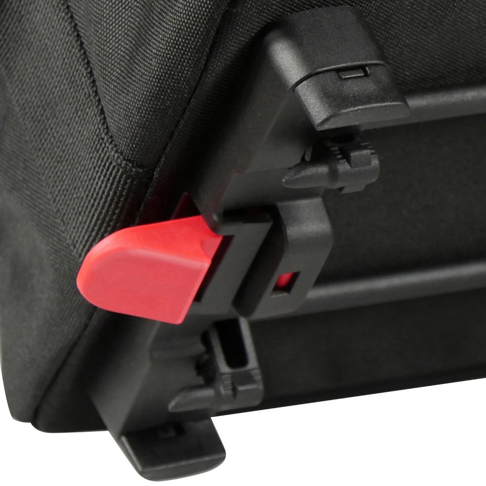 Rixen & Kaul Rackpack 2 Plus Racktime Fahrradtasche Befestigungsdetail: roter Hebel und Haken.