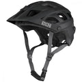 Schwarzer iXS Trail EVO Mountainbike Helm mit Visier und Riemen.