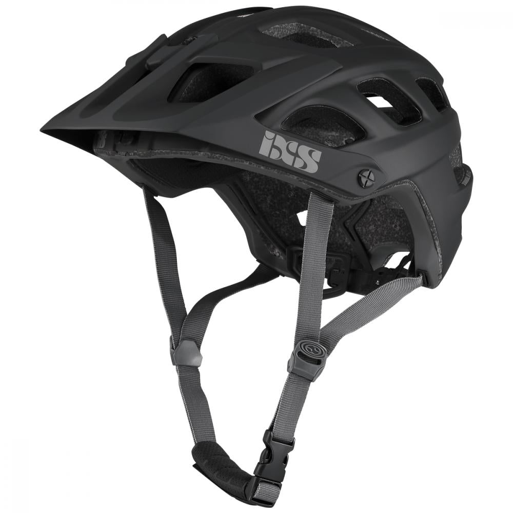 Schwarzer iXS Trail EVO Mountainbike Helm mit Visier und Riemen.