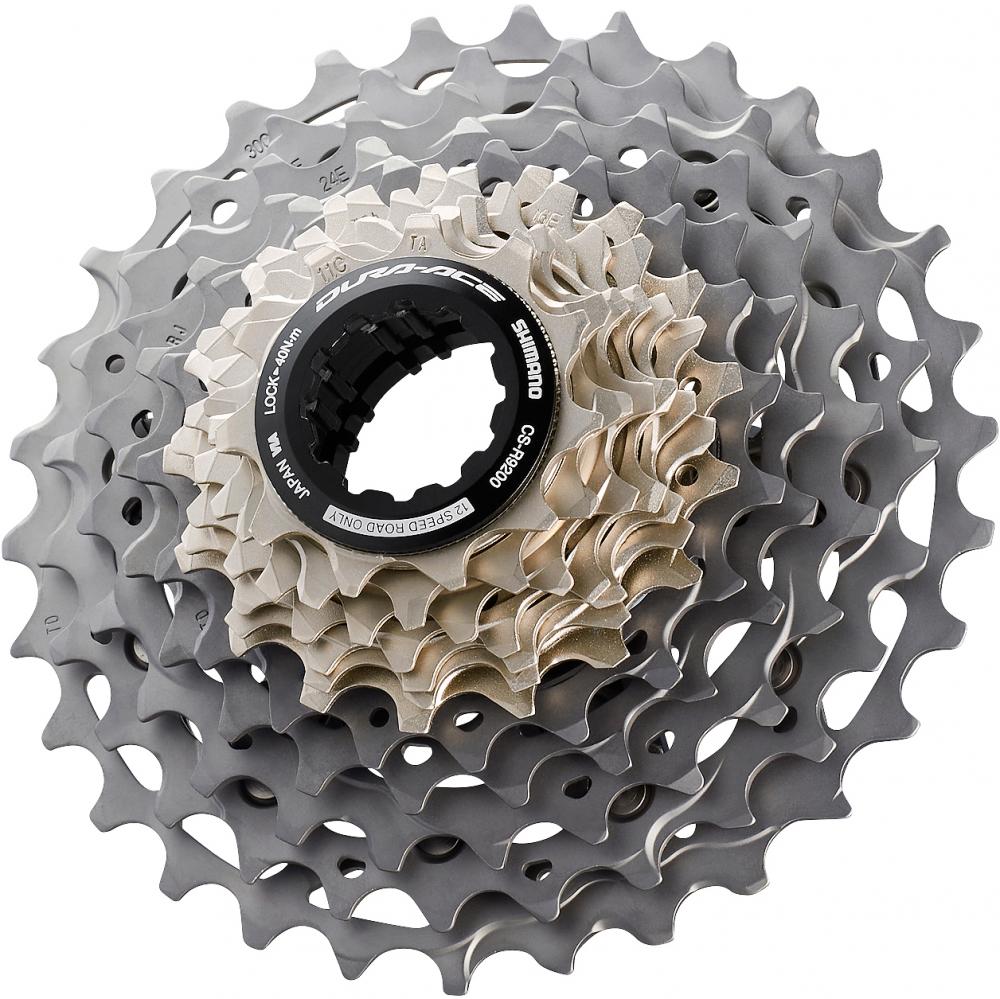 Shimano DURA-ACE CS-R9200 12-fach 11-34 Kassette. Silberne Rennrad-Kassette auf weißem Hintergrund.